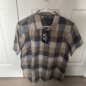 Mens button up short sleeve shirt Oakley vault